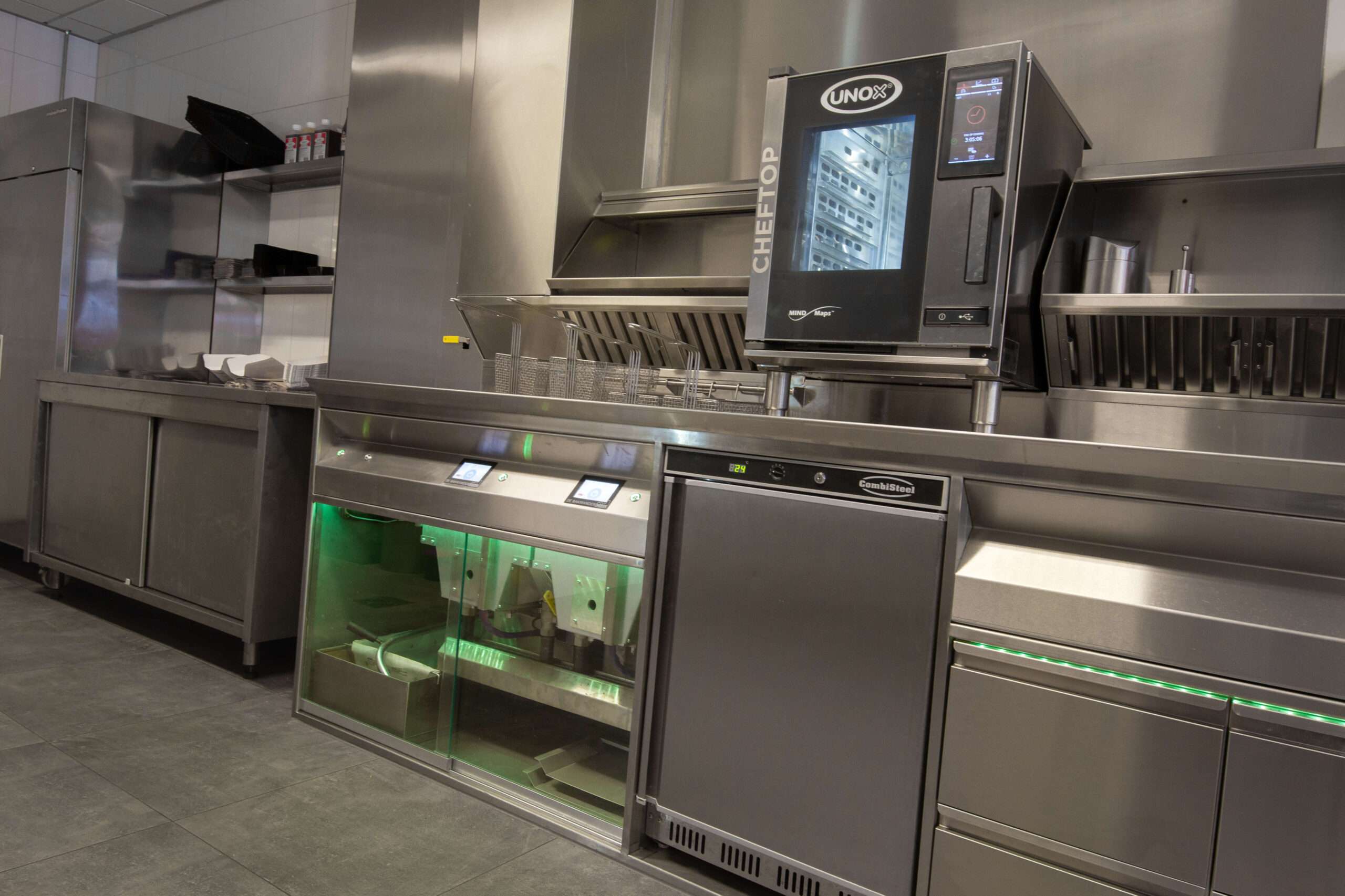 Freidora profesional instalada en cocina de restaurante